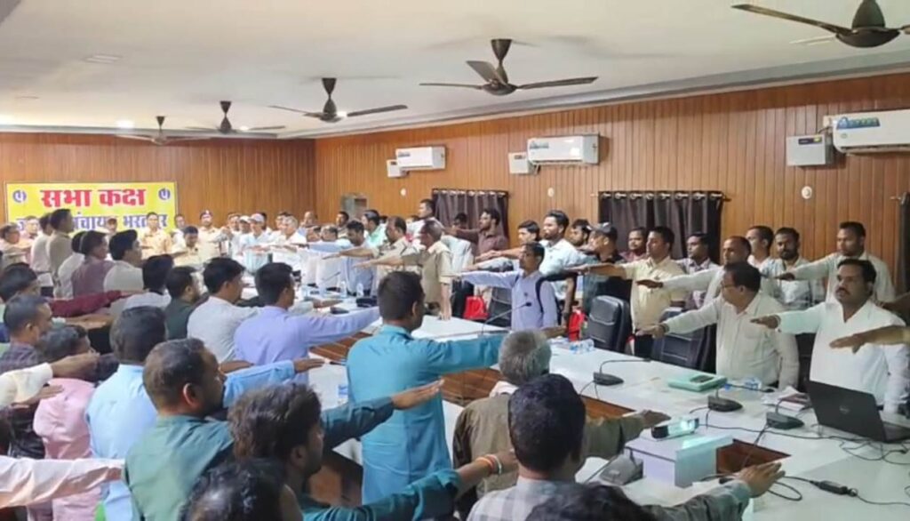 कलेक्टर एवं पुलिस अधीक्षक ने अधिकारियों दिये आवाश्यक दिशा निर्देश कलेक्टर एवं पुलिस अधीक्षक ने अधिकारियों दिये आवाश्यक दिशा निर्देश