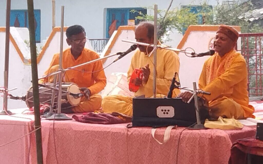 यज्ञ एवं हवन से होते हैं वातावरण में शुद्धता गायत्री परिवार। यज्ञ एवं हवन से होते हैं वातावरण में शुद्धता गायत्री परिवार।