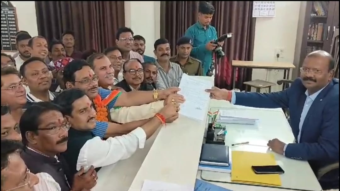भाजपा प्रत्याशी ने भरा नामांकन मौजूद रहे उपमुख्यमंत्री व विधायक भाजपा प्रत्याशी ने भरा नामांकन मौजूद रहे उपमुख्यमंत्री व विधायक
