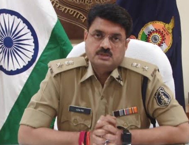 GRP आरक्षक अपने साले के बैंक अकाउंट में जमा करवाता था गांजा तस्करी का पैसा, तस्करी के पैसे से बनवाया मकान खरीदी लक्जरी गाड़ियां…..पिछले कई वर्षो से गांजा तस्करी में थे संलिप्त…आरोपियों की करीब डेढ करोड की संपत्ति की गई फ्रीज    अवैध मादक पदार्थ गांजा के तस्करी में शामिल जीआरपी आरक्षक व उनके परिजनो के नाम पर गांजा तस्करी की अर्जित आय से क्रय संपत्ति सफेमा कोर्ट मुम्बई द्वारा की गई फ्रीज