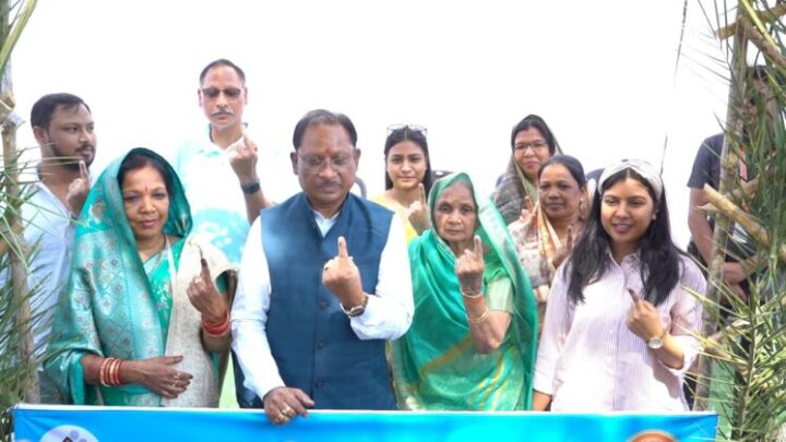 मुख्यमंत्री श्री विष्णुदेव साय ने त्रिस्तरीय पंचायत चुनाव के  तीसरे चरण में किया मतदान मुख्यमंत्री सहित उनके परिवार के अन्य सदस्यों ने भी किया वोट