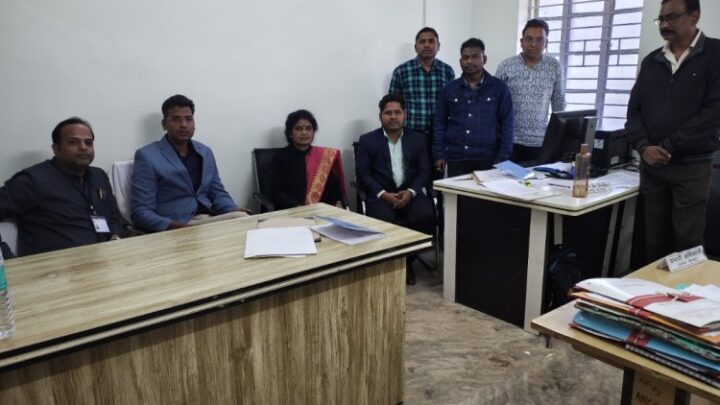 निर्वाचन प्रेक्षक सुनील कुमार चंद्रवंशी और व्यय प्रेक्षक नंदकिशोर चक्रधारी ने निर्वाचन व्यय लेखा पंजी की जांच