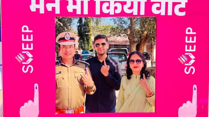 नगरीय निकाय निर्वाचन 2025 एस एस पी श्री शशि मोहन सिंह अपनी पत्नी श्रीमती रेखा सिंह और बेटे के साथ किया मतदान