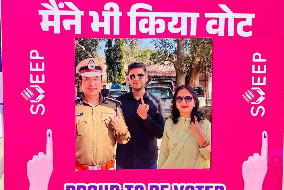 नगरीय निकाय निर्वाचन 2025 एस एस पी श्री शशि मोहन सिंह अपनी पत्नी श्रीमती रेखा सिंह और बेटे के साथ किया मतदान नगरीय निकाय निर्वाचन 2025 एस एस पी श्री शशि मोहन सिंह अपनी पत्नी श्रीमती रेखा सिंह और बेटे के साथ किया मतदान