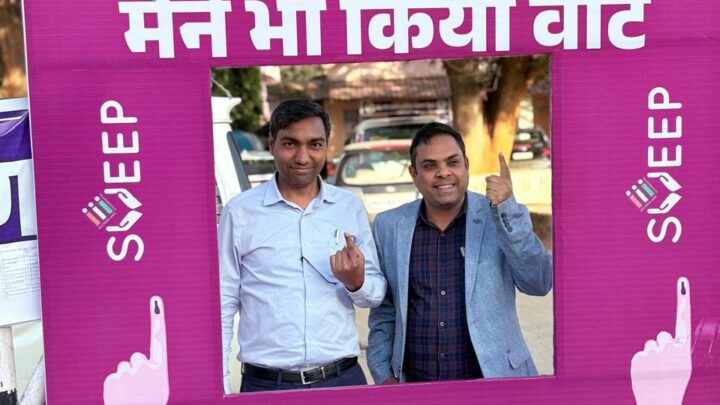नगरीय निकाय निर्वाचन 2025 अपर कलेक्टर श्री प्रदीप  कुमार साहू और एसडीएम ओंकार यादव ने किया मतदान