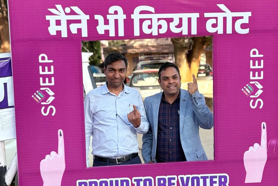 नगरीय निकाय निर्वाचन 2025 अपर कलेक्टर श्री प्रदीप कुमार साहू और एसडीएम ओंकार यादव ने किया मतदान नगरीय निकाय निर्वाचन 2025 अपर कलेक्टर श्री प्रदीप कुमार साहू और एसडीएम ओंकार यादव ने किया मतदान