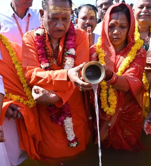 मुख्यमंत्री विष्णु देव साय ने तीर्थराज प्रयाग के त्रिवेणी संगम में किया पुण्य स्नान, 144 वर्षों बाद आयोजित विराट महाकुंभ केवल एक धार्मिक अनुष्ठान नहीं, बल्कि भारत की सनातन लोकतांत्रिक परंपराओं को जानने, समझने और आत्मसात करने का अनुपम अवसर भी मुख्यमंत्री विष्णु देव साय ने तीर्थराज प्रयाग के त्रिवेणी संगम में किया पुण्य स्नान, 144 वर्षों बाद आयोजित विराट महाकुंभ केवल एक धार्मिक अनुष्ठान नहीं, बल्कि भारत की सनातन लोकतांत्रिक परंपराओं को जानने, समझने और आत्मसात करने का अनुपम अवसर भी