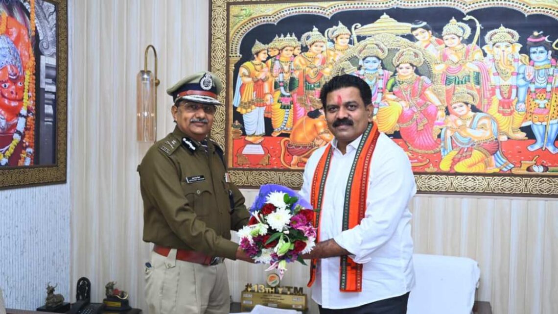 केंद्रीय गृहमंत्री शाह का छत्तीसगढ़ दौरा, सुरक्षा व्यवस्था को लेकर नव नियुक्त DGP अरुण देव गौतम ने डिप्टी सीएम शर्मा से की मुलाकात केंद्रीय गृहमंत्री शाह का छत्तीसगढ़ दौरा, सुरक्षा व्यवस्था को लेकर नव नियुक्त DGP अरुण देव गौतम ने डिप्टी सीएम शर्मा से की मुलाकात