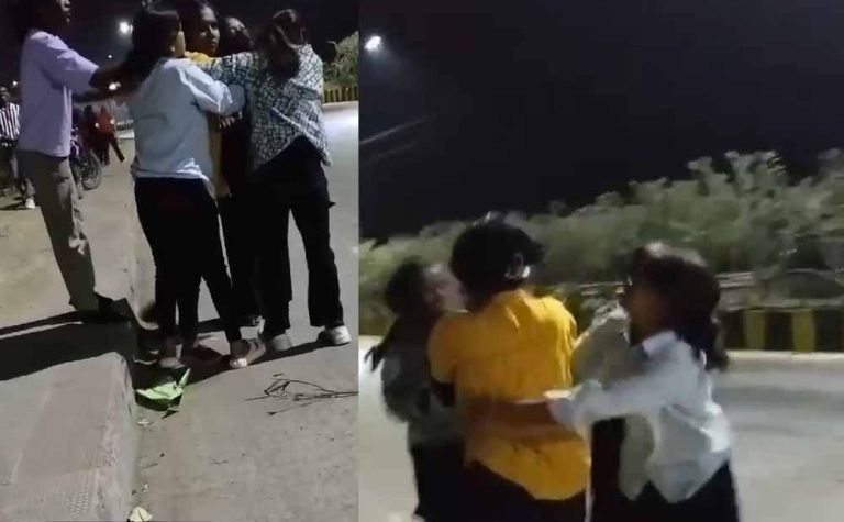 ब्वायफ्रेंड के लिए पापा की परियों का ढिशूम-ढिशूम, बीच सड़क पर जमकर चले लात घूंसे, वीडियो वायरल ब्वायफ्रेंड के लिए पापा की परियों का ढिशूम-ढिशूम, बीच सड़क पर जमकर चले लात घूंसे, वीडियो वायरल