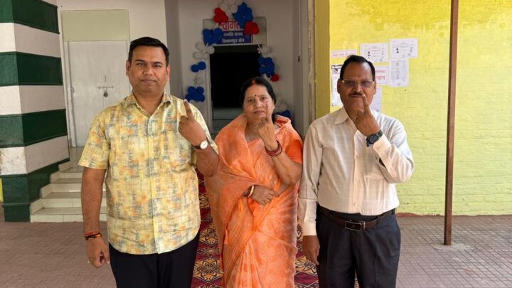 Chief Minister’s OSD Ravikant Mishra voted with his family in Vishrampur Nagar Panchayat, appealed to the citizens to be aware and exercise their franchise.