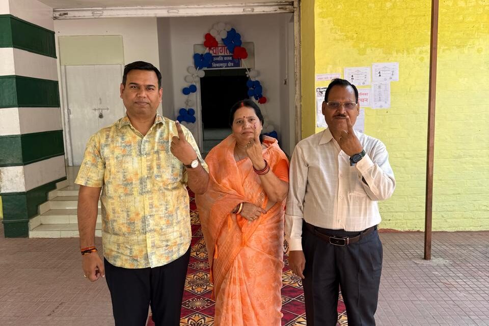 Chief Minister’s OSD Ravikant Mishra voted with his family in Vishrampur Nagar Panchayat, appealed to the citizens to be aware and exercise their franchise. Chief Minister’s OSD Ravikant Mishra voted with his family in Vishrampur Nagar Panchayat, appealed to the citizens to be aware and exercise their franchise.