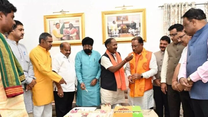 केक काटकर CM विष्णुदेव साय ने मनाया जन्मदिन…पढ़ें पूरी खबर