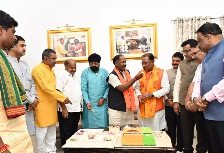 केक काटकर CM विष्णुदेव साय ने मनाया जन्मदिन…पढ़ें पूरी खबर केक काटकर CM विष्णुदेव साय ने मनाया जन्मदिन…पढ़ें पूरी खबर