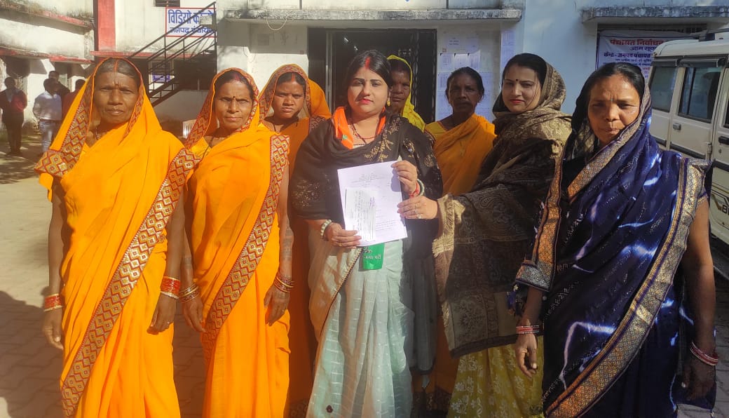 प्रभा यादव भाजपा नेत्री ने जिला पंचायत सदस्य क्रमांक 02 अम्बिकापुर से डीडीसी पद हेतु नामांकन फार्म खरीदी प्रभा यादव भाजपा नेत्री ने जिला पंचायत सदस्य क्रमांक 02 अम्बिकापुर से डीडीसी पद हेतु नामांकन फार्म खरीदी