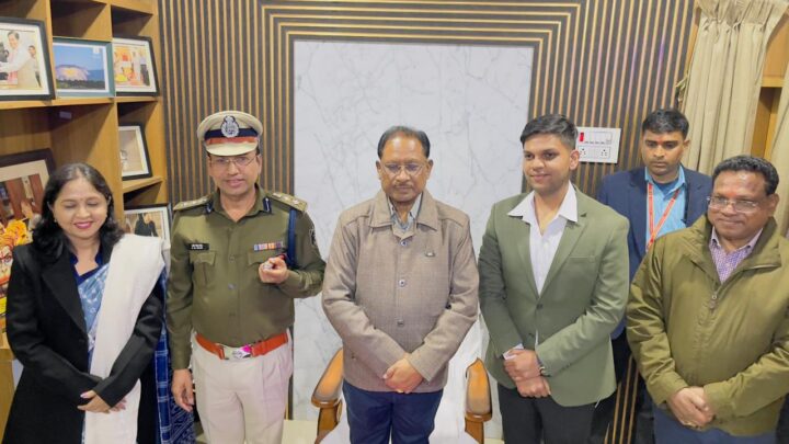 मुख्यमंत्री ने एसपी श्री शशिमोहन सिंह को एसएसपी के पद पर पदोन्नत होने पर पहनाया बैच एवं स्टार