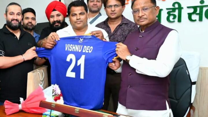 मुख्यमंत्री श्री विष्णुदेव साय से मिली लीजेन्ड 90 की आयोजन समिति  मुख्यमंत्री की जन्म तिथि वाली 21 नंबर जर्सी भेंट कर किया आमंत्रित