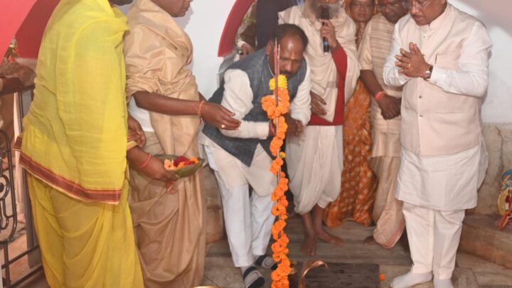 गहिरा गुरु महाराज के उपदेशों से आदिवासी समाज को मिला सत्य सनातन धर्म का बोध – मुख्यमंत्री श्री विष्णुदेव साय  श्रीकोट आश्रम में गुरुमाता पूर्णिमा जी के विग्रह की प्राण प्रतिष्ठा समारोह में शामिल हुए मुख्यमंत्री