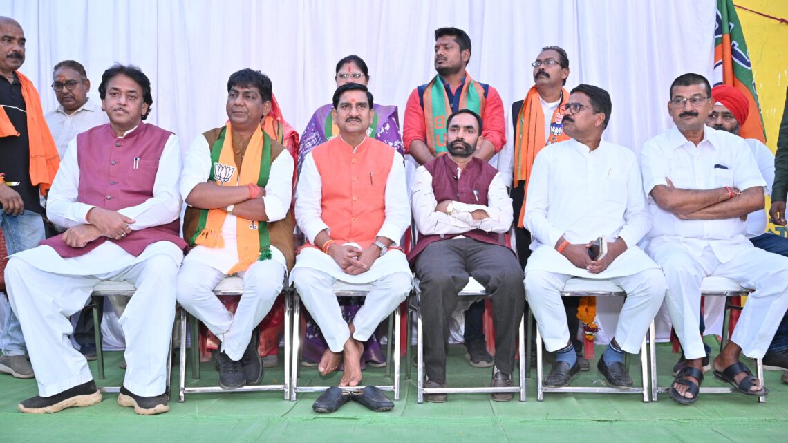 केन्द्रीय आवासन एवं शहरी कार्य राज्य मंत्री श्री तोखन साहू आज महासमुंद नगर पालिका के अध्यक्ष पद के प्रत्याशी डॉ विमल चोपड़ा एवं सभी पार्षद प्रत्याशी के पक्ष में मतदान करने के लिए महासमुंद के इमलीभाठा चौक में जनसभा को संबोधित किये केन्द्रीय आवासन एवं शहरी कार्य राज्य मंत्री श्री तोखन साहू आज महासमुंद नगर पालिका के अध्यक्ष पद के प्रत्याशी डॉ विमल चोपड़ा एवं सभी पार्षद प्रत्याशी के पक्ष में मतदान करने के लिए महासमुंद के इमलीभाठा चौक में जनसभा को संबोधित किये