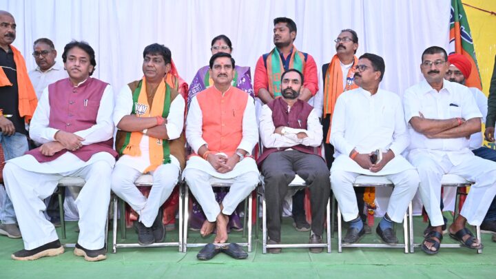 केन्द्रीय आवासन एवं शहरी कार्य राज्य मंत्री श्री तोखन साहू आज महासमुंद नगर पालिका के अध्यक्ष पद के प्रत्याशी डॉ विमल चोपड़ा एवं सभी पार्षद प्रत्याशी के पक्ष में मतदान करने के लिए महासमुंद के इमलीभाठा चौक में जनसभा को संबोधित किये