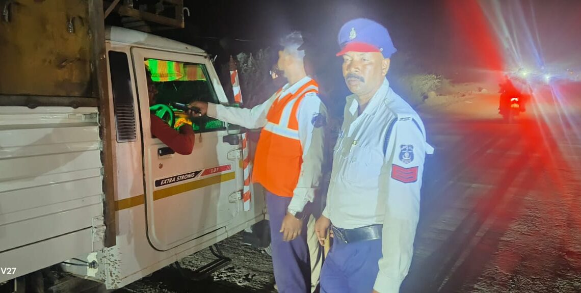 पुलिस ने काटा पुलिस का चालान,एस एस पी जशपुर के निर्देश पर हुई कार्यवाही,रोड ऐक्सिडेंट को लेकर एस एस पी काफी संजीदा, कहा पुलिस वालों को भी पहनने होंगे, हेलमेट व सीट बेल्ट,बिना हेलमेट वाहन चलाने पर पांच पुलिस कर्मियों पर की गई चालानी कार्यवाही,पुलिस लगातार बिना हेलमेट व सीट बेल्ट के वाहन चलाने वालों पर कर रही चालानी कार्यवाही, 01जनवरी से अभी तक 355 प्रकरण में 97 हजार रु से अधिक का काटा चालान पुलिस ने काटा पुलिस का चालान,एस एस पी जशपुर के निर्देश पर हुई कार्यवाही,रोड ऐक्सिडेंट को लेकर एस एस पी काफी संजीदा, कहा पुलिस वालों को भी पहनने होंगे, हेलमेट व सीट बेल्ट,बिना हेलमेट वाहन चलाने पर पांच पुलिस कर्मियों पर की गई चालानी कार्यवाही,पुलिस लगातार बिना हेलमेट व सीट बेल्ट के वाहन चलाने वालों पर कर रही चालानी कार्यवाही, 01जनवरी से अभी तक 355 प्रकरण में 97 हजार रु से अधिक का काटा चालान