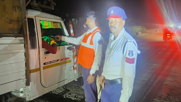 पुलिस ने काटा पुलिस का चालान,एस एस पी जशपुर के निर्देश पर हुई कार्यवाही,रोड ऐक्सिडेंट को लेकर एस एस पी काफी संजीदा, कहा पुलिस वालों को भी पहनने होंगे, हेलमेट व सीट बेल्ट,बिना हेलमेट वाहन चलाने पर पांच पुलिस कर्मियों पर की गई चालानी कार्यवाही,पुलिस लगातार बिना हेलमेट व सीट बेल्ट के वाहन चलाने वालों पर कर रही चालानी कार्यवाही, 01जनवरी से अभी तक 355 प्रकरण में 97 हजार रु से अधिक का काटा चालान