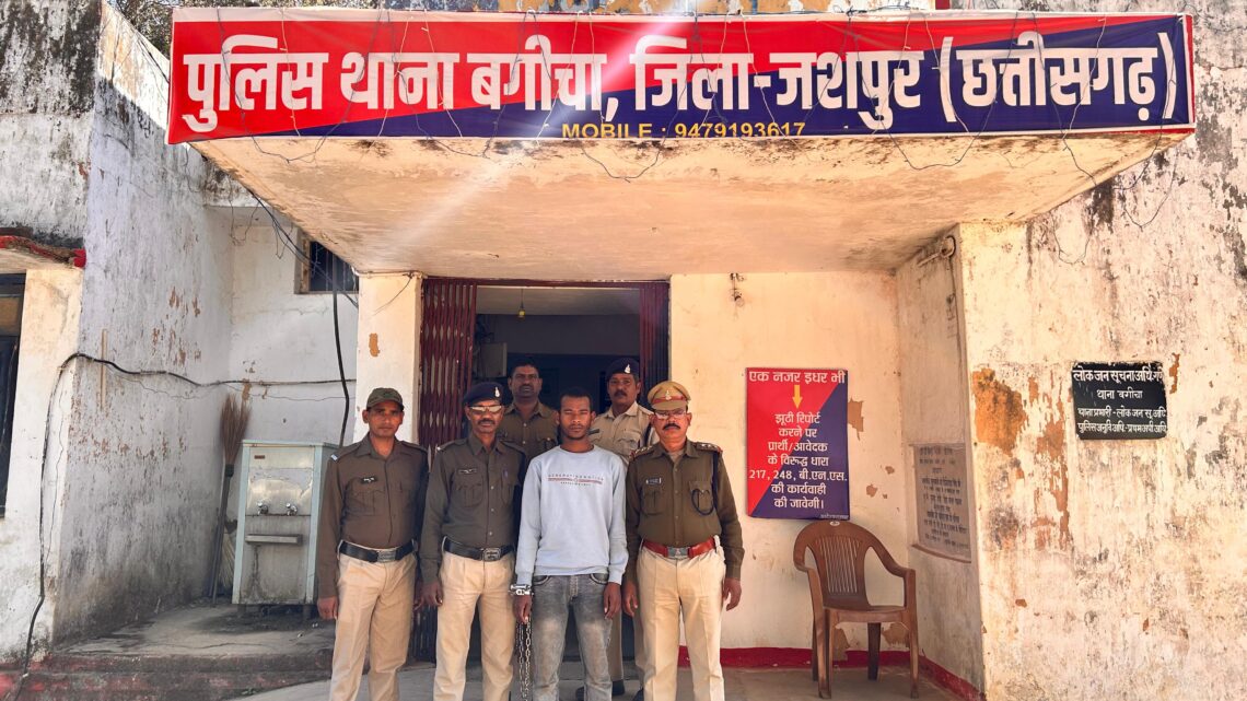 P.L.F.I. नक्सली संगठन का लेटरपैड एवं फिलीपिंस देश का एरिया कोड इस्तेमाल कर व्हाट्सअप से 01 करोड़ रुपये की लेवी मांगने का आरोपी पवन लोहरा जशपुर पुलिस के हत्थे चढ़ा, P.L.F.I. नक्सली संगठन का लेटरपैड एवं फिलीपिंस देश का एरिया कोड इस्तेमाल कर व्हाट्सअप से 01 करोड़ रुपये की लेवी मांगने का आरोपी पवन लोहरा जशपुर पुलिस के हत्थे चढ़ा,