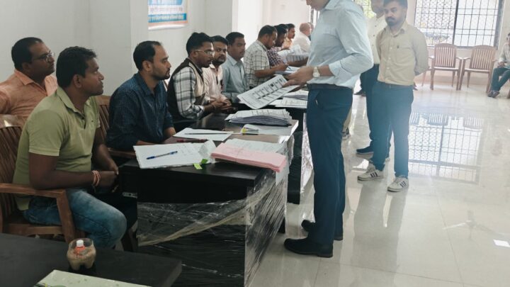 डाक मतपत्र सुविधा केन्द्र में 146शासकीय कर्मचारी, वाहन चालक, सुरक्षा बलों द्वारा ’’निर्वाचक कर्तव्य मतपत्र’’ के माध्यम से डाले डाक मतपत्र   इसके अलावा 7 एवं 8 फरवरी को और किया जाएगा मतदान