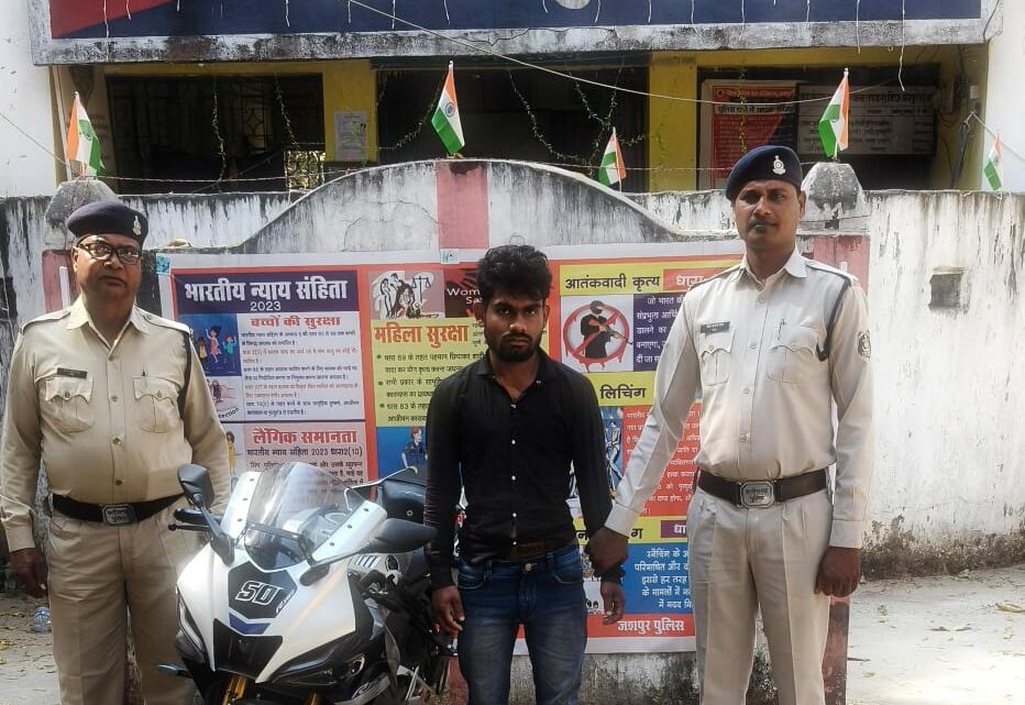 अन्तर्राज्यीय चोर गिरोह के एक फरार सदस्य को जशपुर पुलिस के द्वारा पकड़ने में मिली सफलता, गिरोह के फरार आरोपी की पुलिस कर रही थी लगातार तलाश,अंततः उड़ीसा राज्य से एक आरोपी किया गिरफ्तार