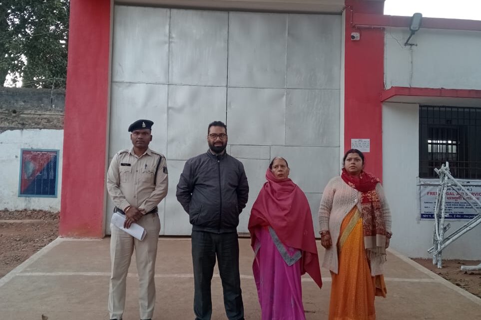 स्थाई वारंटियों की तामीली हेतु जशपुर पुलिस ने छेड़ा अभियान,अभियान के तहत् दहेज प्रताड़ना के 03 स्थाई वारंटी को रांची (झारखंड) से किया गया है गिरफ्तार , 01 सप्ताह के भीतर अभियान चलाकर स्थाई वारंटियों की जाएगी धरपकड़, स्थाई वारंटियों की तामीली हेतु जशपुर पुलिस ने छेड़ा अभियान,अभियान के तहत् दहेज प्रताड़ना के 03 स्थाई वारंटी को रांची (झारखंड) से किया गया है गिरफ्तार , 01 सप्ताह के भीतर अभियान चलाकर स्थाई वारंटियों की जाएगी धरपकड़,