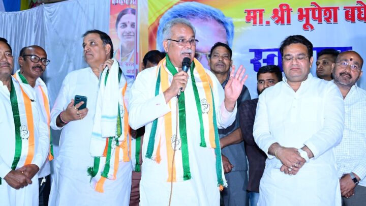 पूर्व मुख्यमंत्री भूपेश बघेल ने कांग्रेस महापौर प्रत्याशी दीप्ति दुबे और वार्ड प्रत्याशियों के लिये किया चुनाव प्रचार
