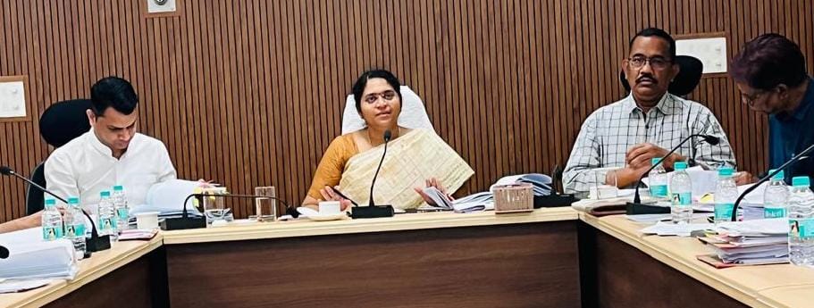 आबकारी सचिव सह आयुक्त सुश्री आर. संगीता ने की विभागीय कार्यों की समीक्षा अवैध मदिरा और मादक पदार्थों पर सख्त कार्रवाई के निर्देश