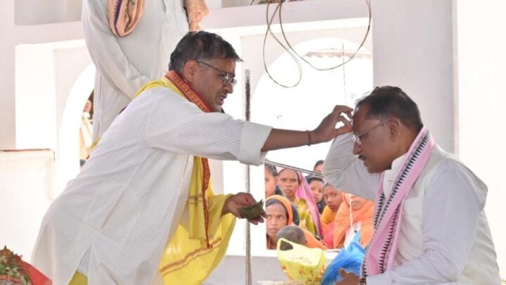 सनातन धर्म के उत्थान और सामाजिक जागरूकता में गहिरा गुरु संत समाज की है महत्वपूर्ण भूमिका: मुख्यमंत्री श्री विष्णु देव साय  ग्राम गहिरा में श्री विष्णु महायज्ञ में शामिल हुए मुख्यमंत्री श्री साय: सामूहिक विवाह में नवविवाहित जोड़ों को दिया आशीर्वाद