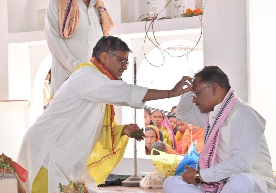 सनातन धर्म के उत्थान और सामाजिक जागरूकता में गहिरा गुरु संत समाज की है महत्वपूर्ण भूमिका: मुख्यमंत्री श्री विष्णु देव साय ग्राम गहिरा में श्री विष्णु महायज्ञ में शामिल हुए मुख्यमंत्री श्री साय: सामूहिक विवाह में नवविवाहित जोड़ों को दिया आशीर्वाद सनातन धर्म के उत्थान और सामाजिक जागरूकता में गहिरा गुरु संत समाज की है महत्वपूर्ण भूमिका: मुख्यमंत्री श्री विष्णु देव साय ग्राम गहिरा में श्री विष्णु महायज्ञ में शामिल हुए मुख्यमंत्री श्री साय: सामूहिक विवाह में नवविवाहित जोड़ों को दिया आशीर्वाद