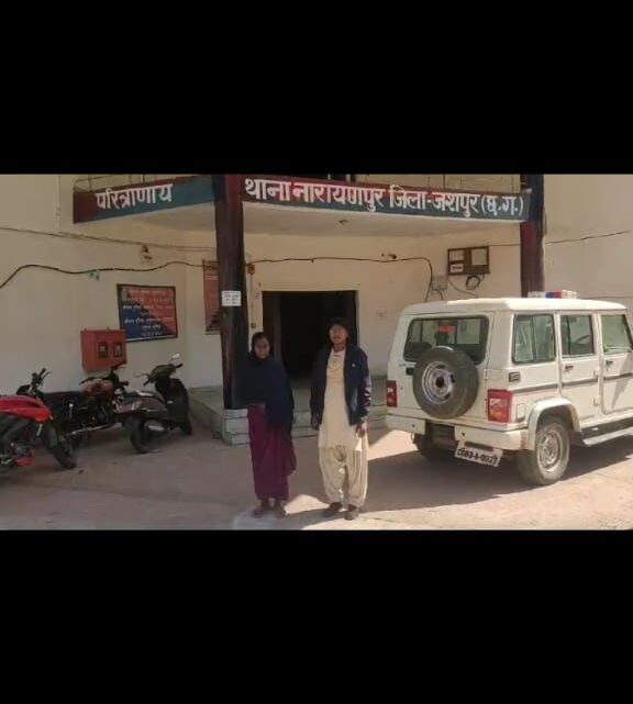 दो नाबालिक बच्चियों को बरगलाकर भागाकर ले जाने वाली आरोपी महिला को जशपुर पुलिस ने किया गिरफ्तार, नाबालिकों से होटल में काम कराने वाले होटल संचालक पर भी पुलिस ने कसा शिकंजा दो नाबालिक बच्चियों को बरगलाकर भागाकर ले जाने वाली आरोपी महिला को जशपुर पुलिस ने किया गिरफ्तार, नाबालिकों से होटल में काम कराने वाले होटल संचालक पर भी पुलिस ने कसा शिकंजा