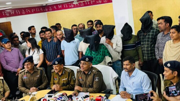 डकैती की घटना को अंजाम देने वाले दस आरोपी गिरफ्तार, डकैती की नगदी रकम 59,50,000 सोने के आभूषण तथा घटना में प्रयुक्त रिज्ड एवं अल्टो कार किया गया है जब्त
