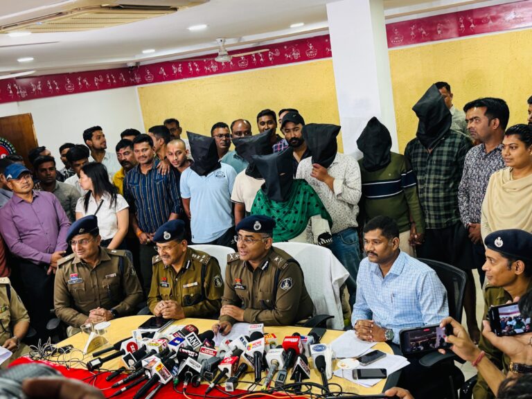 डकैती की घटना को अंजाम देने वाले दस आरोपी गिरफ्तार, डकैती की नगदी रकम 59,50,000 सोने के आभूषण तथा घटना में प्रयुक्त रिज्ड एवं अल्टो कार किया गया है जब्त डकैती की घटना को अंजाम देने वाले दस आरोपी गिरफ्तार, डकैती की नगदी रकम 59,50,000 सोने के आभूषण तथा घटना में प्रयुक्त रिज्ड एवं अल्टो कार किया गया है जब्त
