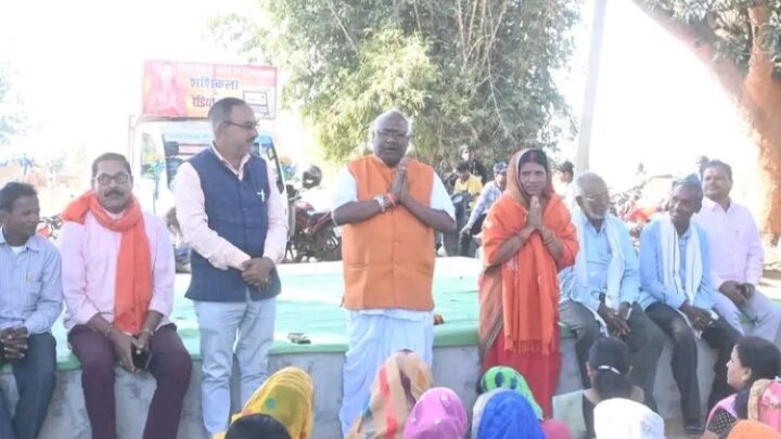 जिला पंचायत सदस्य प्रत्याशी शशिकला भगत के समर्थन में सरगुजा सांसद चिंतामणि महाराज ने  किया जनसंपर्क .. बोले,बदलेगी तस्वीर,हर गांव का होगा विकास