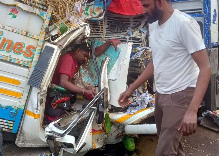 गम्हरिया स्कूल के पास आज सुबह हुई पिकअप और ट्रक की आपने सामने टक्कर, ट्रक व पिकअप के चालक गंभीर घायल अवस्था में फंसे थे गाड़ी में गम्हरिया स्कूल के पास आज सुबह हुई पिकअप और ट्रक की आपने सामने टक्कर, ट्रक व पिकअप के चालक गंभीर घायल अवस्था में फंसे थे गाड़ी में