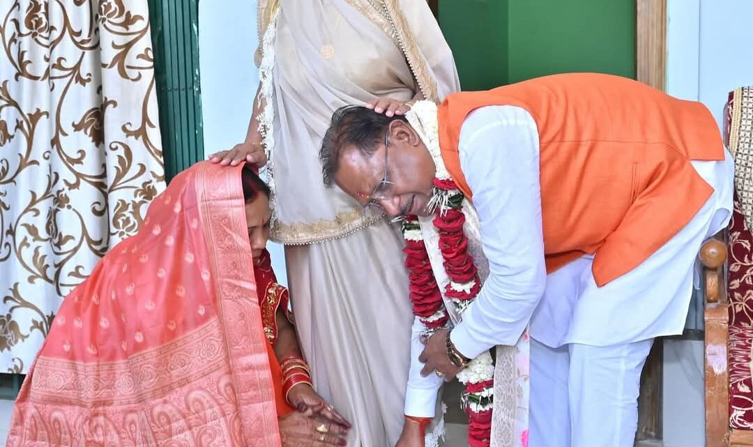 मुख्यमंत्री श्री विष्णुदेव साय ने 61वें जन्मदिवस पर अपनी माता से लिया आशीर्वाद, गृह ग्राम में सुभाशीष देने पहुंचे ग्रामीण मुख्यमंत्री श्री विष्णुदेव साय ने 61वें जन्मदिवस पर अपनी माता से लिया आशीर्वाद, गृह ग्राम में सुभाशीष देने पहुंचे ग्रामीण