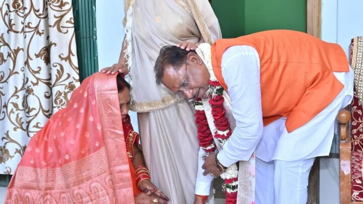 मुख्यमंत्री श्री विष्णुदेव साय ने 61वें जन्मदिवस पर अपनी माता से लिया आशीर्वाद, गृह ग्राम में सुभाशीष देने पहुंचे ग्रामीण