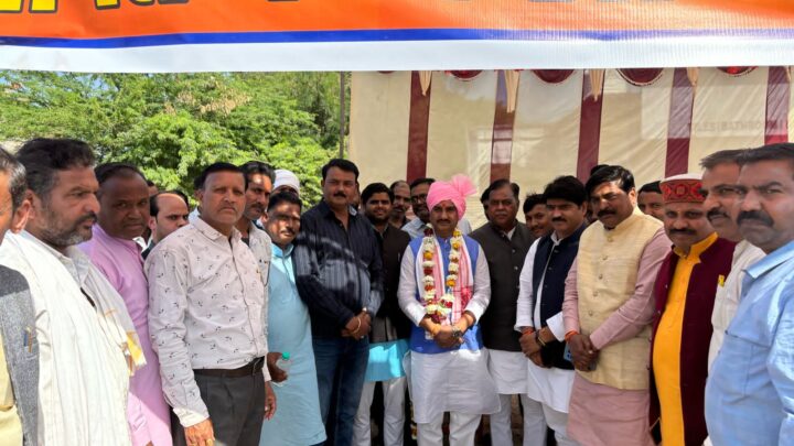 केन्द्रीय आवासन एवं शहरी कार्य राज्य मंत्री श्री तोखन साहू ने आज मध्यप्रदेश के दतिया में विराजी आदिशक्ति मां पीतांबरा माई के मंदिर पहुंचकर दर्शन किए और पूजा-अर्चना कर देशवासियों की सुख-समृद्धि की कामना की।