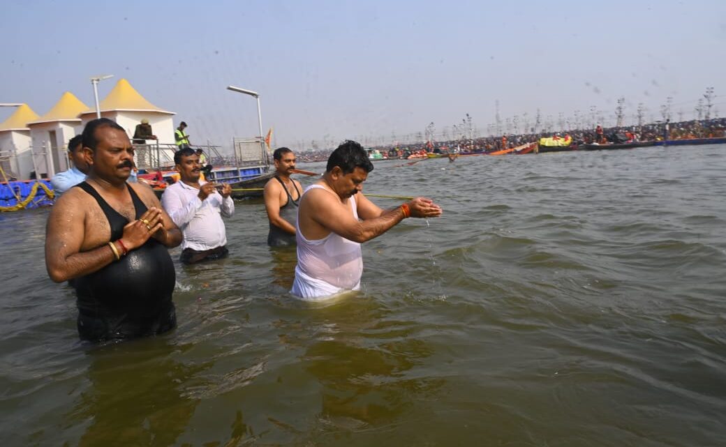 उपमुख्यमंत्री श्री विजय शर्मा ने त्रिवेणी संगम में किया पवित्र स्नान पूजा-अर्चना कर सर्वकल्याण की कामना की उपमुख्यमंत्री श्री विजय शर्मा ने त्रिवेणी संगम में किया पवित्र स्नान पूजा-अर्चना कर सर्वकल्याण की कामना की