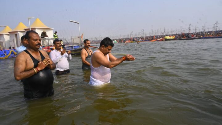 उपमुख्यमंत्री श्री विजय शर्मा ने त्रिवेणी संगम में किया पवित्र स्नान  पूजा-अर्चना कर सर्वकल्याण की कामना की