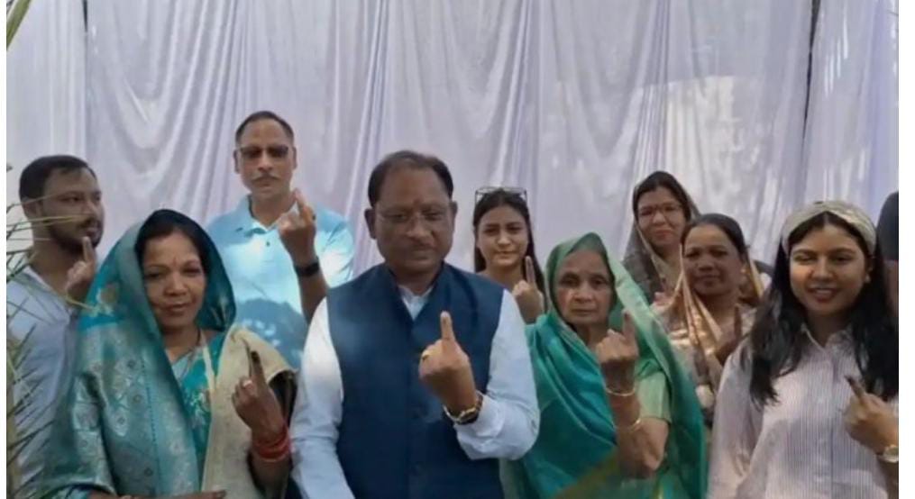 वोट देने परिवार संग लाइन में खड़े रहे CM साय, मतदान देकर बोले- इस बार भी BJP को मिलेगी बड़ी जीत वोट देने परिवार संग लाइन में खड़े रहे CM साय, मतदान देकर बोले- इस बार भी BJP को मिलेगी बड़ी जीत