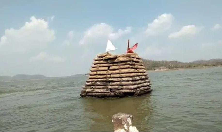 दुधावा बांध के बीचों-बीच में है शिव जी का 6वी शताब्दी का स्वयंभु शिव मंदिर जो है जल मग्न दुधावा बांध के बीचों-बीच में है शिव जी का 6वी शताब्दी का स्वयंभु शिव मंदिर जो है जल मग्न