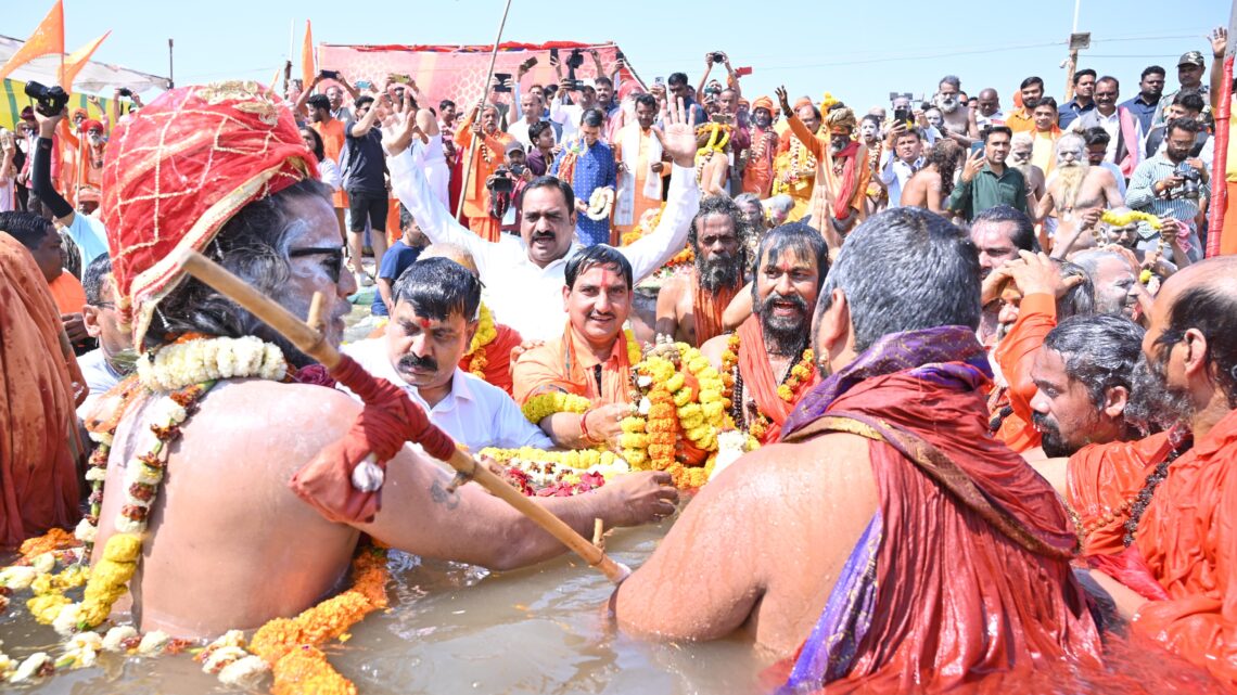 राजिम कुंभ में केंद्रीय मंत्री श्री तोखन साहू ने किया शाही स्नान, कुलेश्वर महादेव मंदिर में की पूजा-अर्चना राजिम कुंभ में केंद्रीय मंत्री श्री तोखन साहू ने किया शाही स्नान, कुलेश्वर महादेव मंदिर में की पूजा-अर्चना