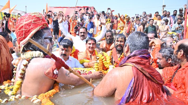 राजिम कुंभ में केंद्रीय मंत्री श्री तोखन साहू ने किया शाही स्नान, कुलेश्वर महादेव मंदिर में की पूजा-अर्चना