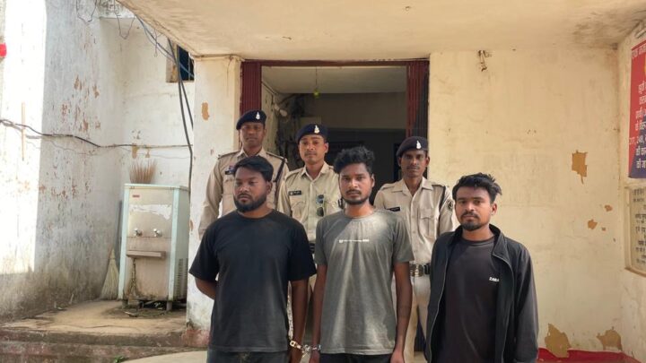 पुलिस ने राजपुर, जिला बलरामपुर से छुड़ाया अपहृत व्यक्ति को आरोपियों के चंगुल से, आरोपियों को किया गिरफ्तार,भेजा जेल,आरोपियों द्वारा लूट कर भगा कर ले जा रहे बोलेरो वाहन क्रमांकJH01CR 5277 को पुलिस ने कर लिया है बरामद