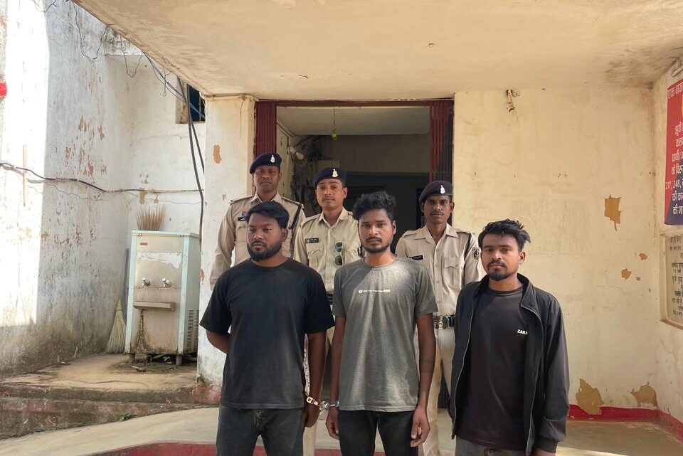 पुलिस ने राजपुर, जिला बलरामपुर से छुड़ाया अपहृत व्यक्ति को आरोपियों के चंगुल से, आरोपियों को किया गिरफ्तार,भेजा जेल,आरोपियों द्वारा लूट कर भगा कर ले जा रहे बोलेरो वाहन क्रमांकJH01CR 5277 को पुलिस ने कर लिया है बरामद पुलिस ने राजपुर, जिला बलरामपुर से छुड़ाया अपहृत व्यक्ति को आरोपियों के चंगुल से, आरोपियों को किया गिरफ्तार,भेजा जेल,आरोपियों द्वारा लूट कर भगा कर ले जा रहे बोलेरो वाहन क्रमांकJH01CR 5277 को पुलिस ने कर लिया है बरामद