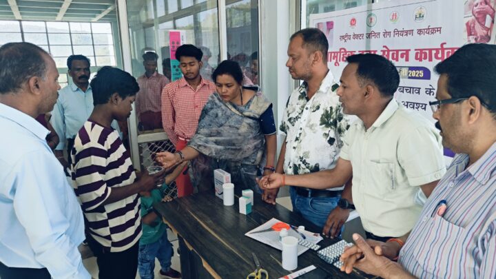 पार्षद प्रेरणा थवाईत ने पहाड़ी कोरवा बच्चों को दवा खिलाकर किया फाइलेरिया उन्मूलन कार्यक्रम का शुभारंभ।हर घर तक पहुंचेगी फाइलेरिया की दवा,स्वास्थ्य विभाग ने शुरु किया सामूहिक दवा सेवन कार्यक्रम।